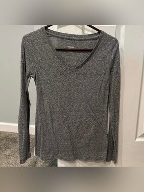 🩶Gray V-Neck Long Sleeve Shirt🩶